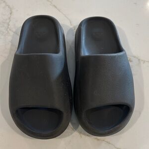Gray yeezy slides